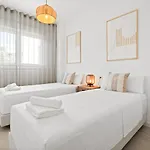 Luxury 3br Aqua Gardens - Walk To And Shared Pool * Εστεπόνα
