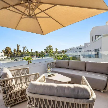 Luxury 3br Aqua Gardens - Walk To And Shared Pool Εστεπόνα