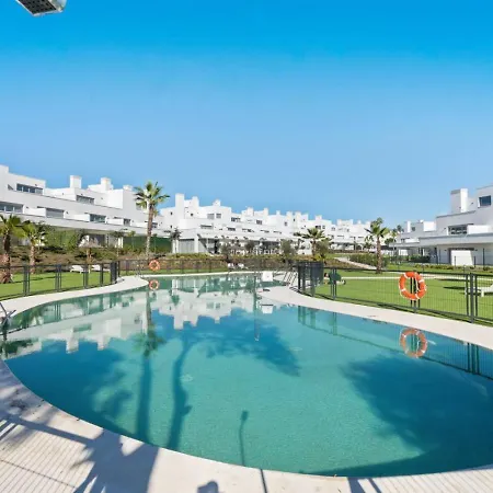 Luxury 3br Aqua Gardens - Walk To And Shared Pool * Εστεπόνα