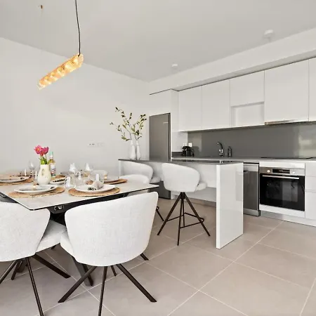 Luxury 3br Aqua Gardens - Walk To And Shared Pool Διαμέρισμα